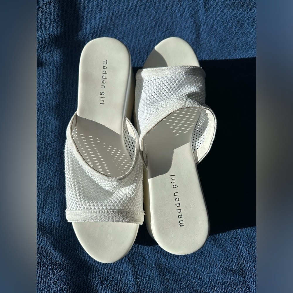 NWT MADDEN GIRL CADE White Wedge Slide Sandals Size 9.5